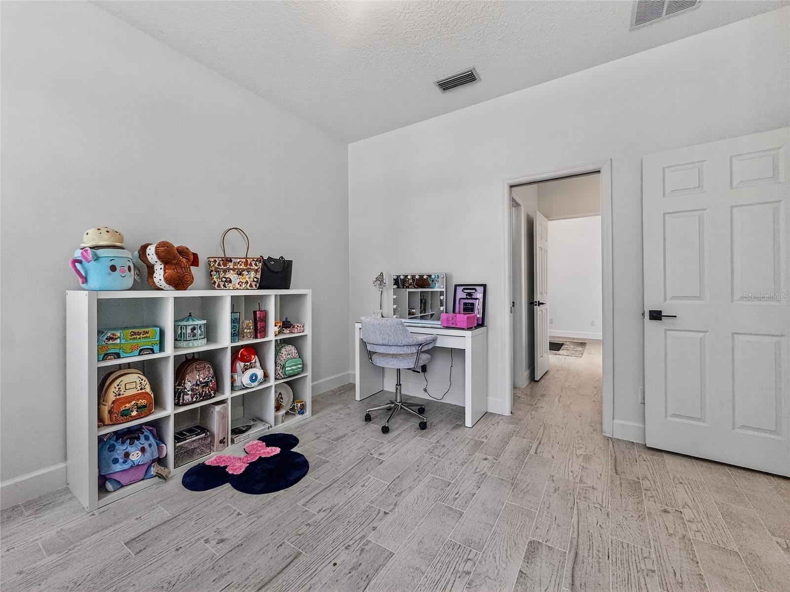 Image 42 of 57 For 467 Calabay Parc Boulevard