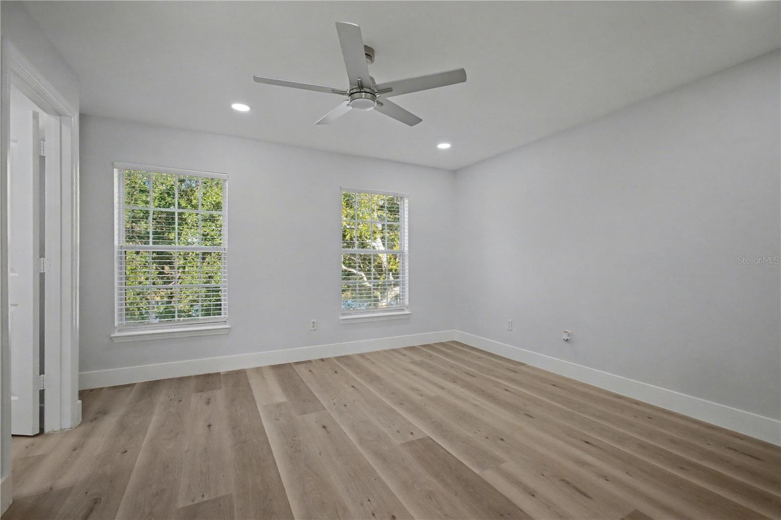 Image 23 of 34 For 1042 Waterside Drive