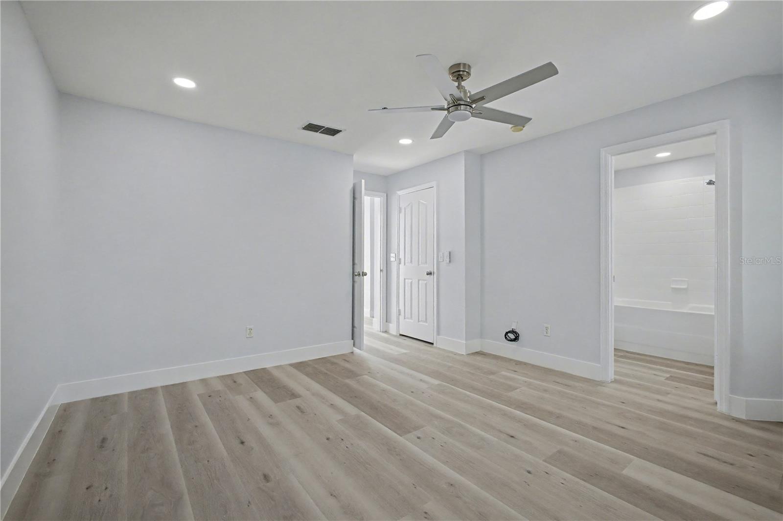 Image 25 of 34 For 1042 Waterside Drive