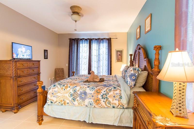 Image 9 of 18 For 977 Lake Berkley Drive