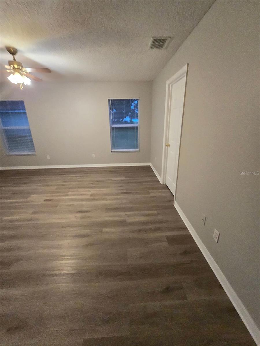 Image 19 of 33 For 542 Finch Court