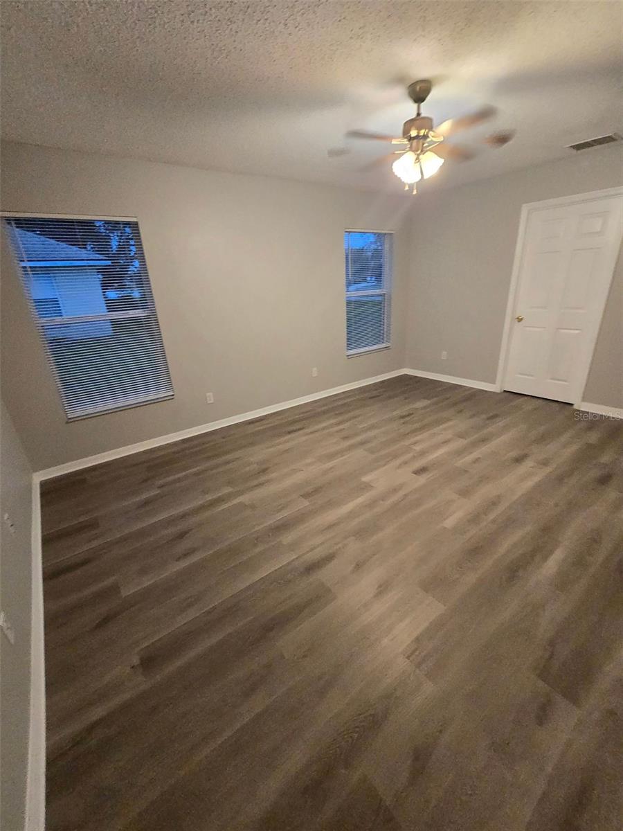 Image 21 of 33 For 542 Finch Court