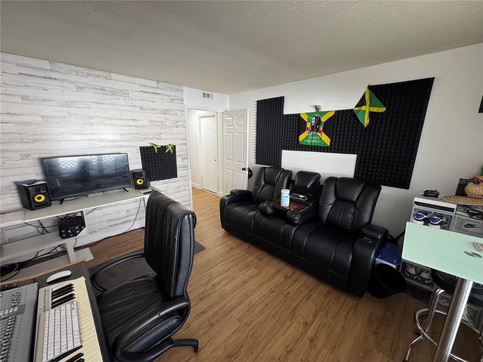 Image 23 of 61 For 627 Woodland Creek Boulevard