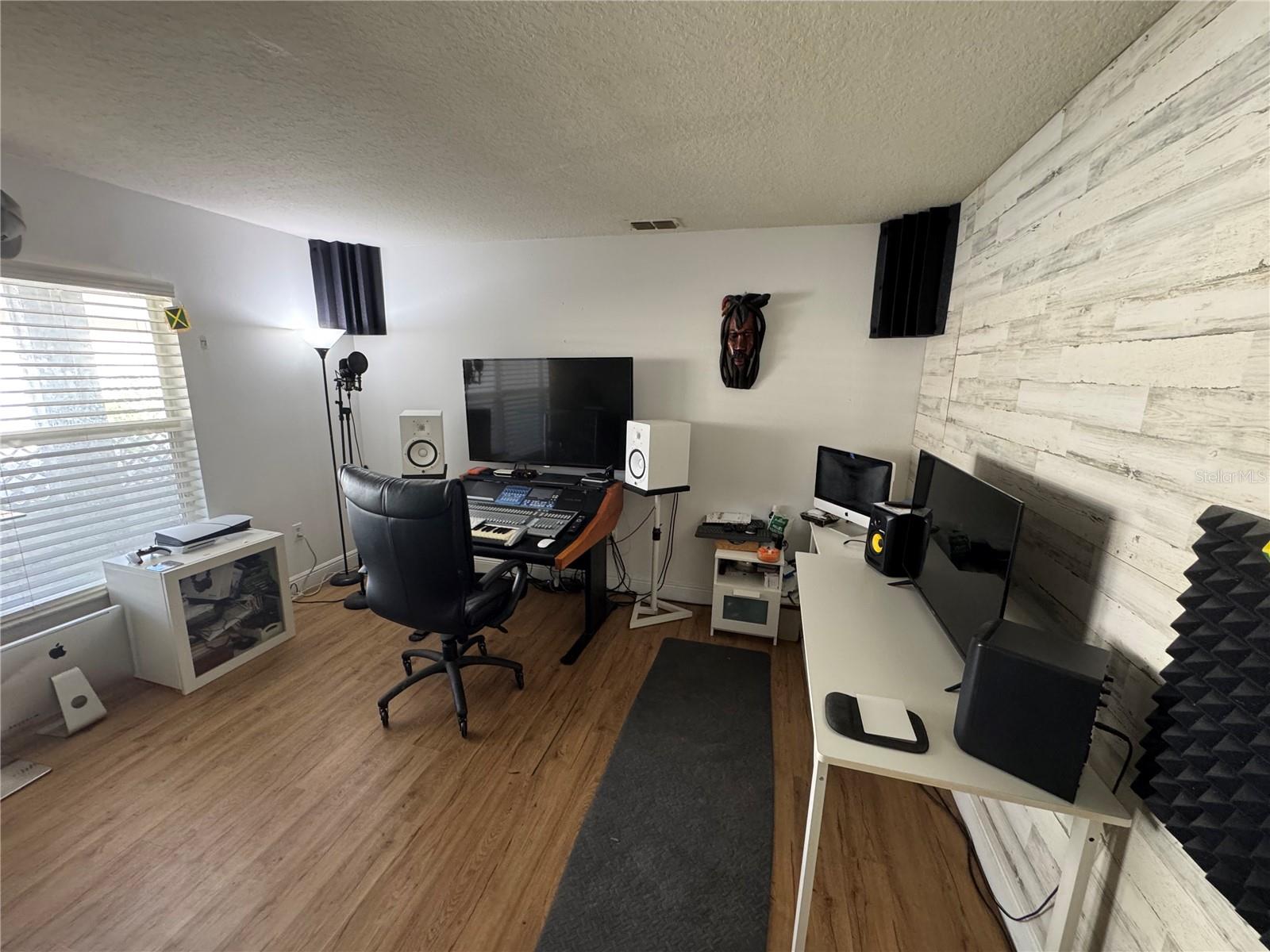 Image 25 of 61 For 627 Woodland Creek Boulevard