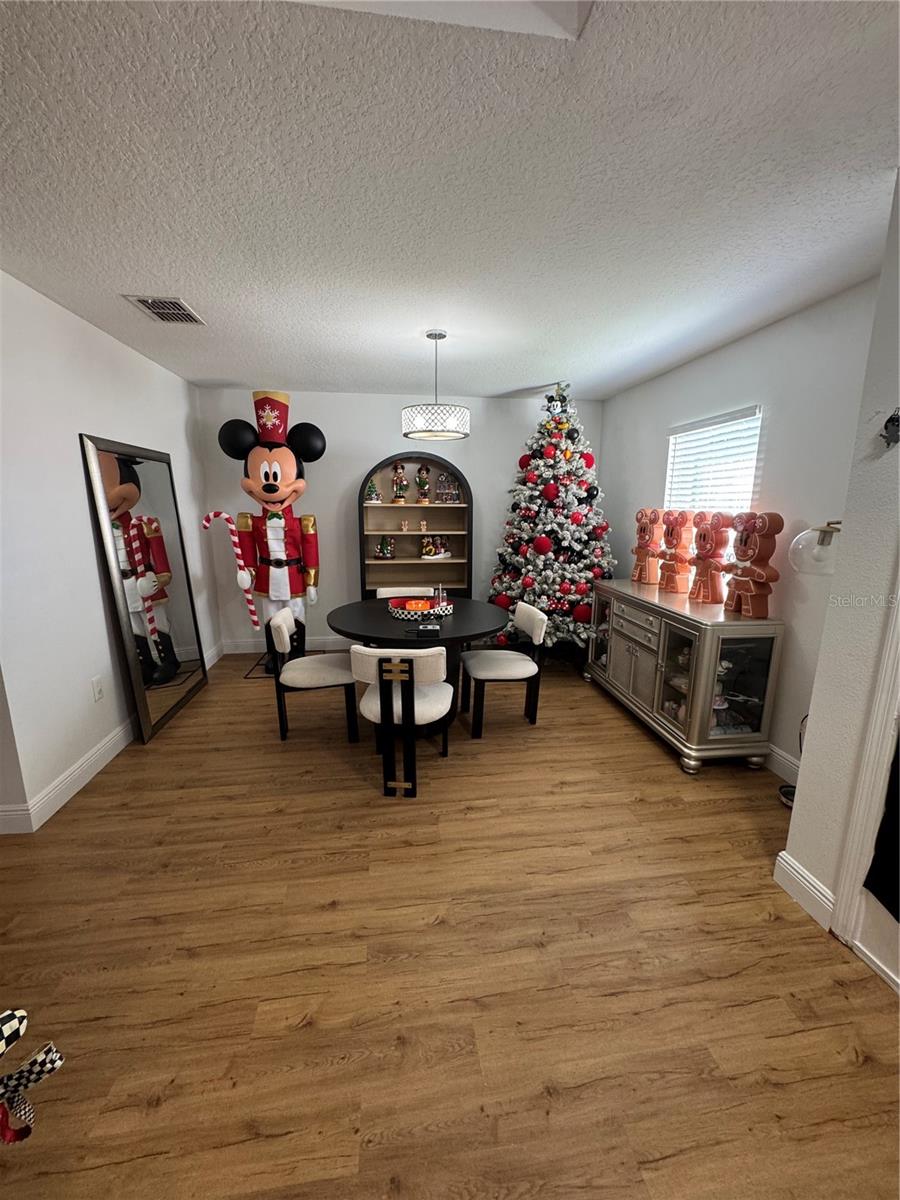 Image 9 of 61 For 627 Woodland Creek Boulevard