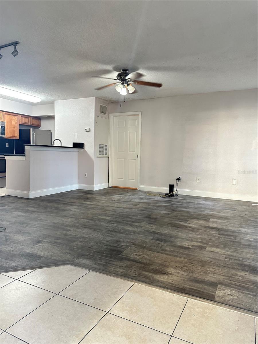 Image 4 of 24 For 5040 Park Central Drive 2011