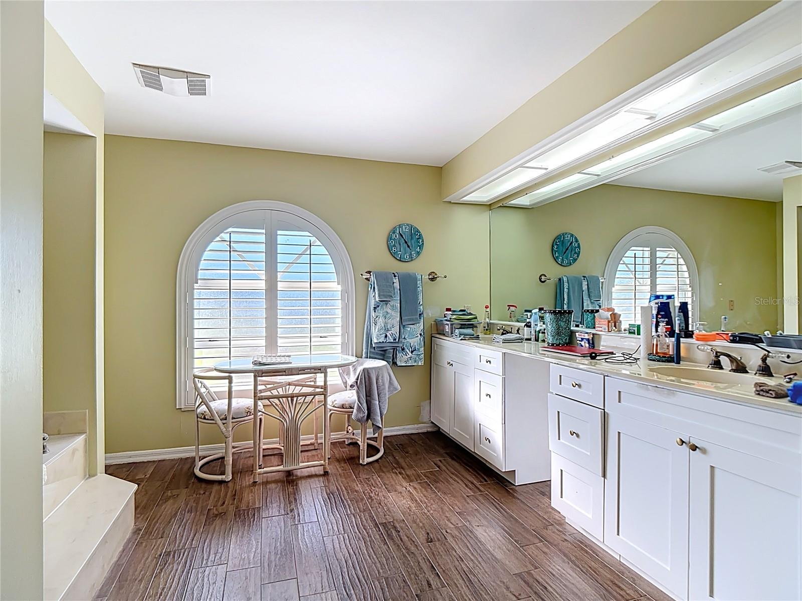 Image 28 of 52 For 220 College Grove Circle Ne