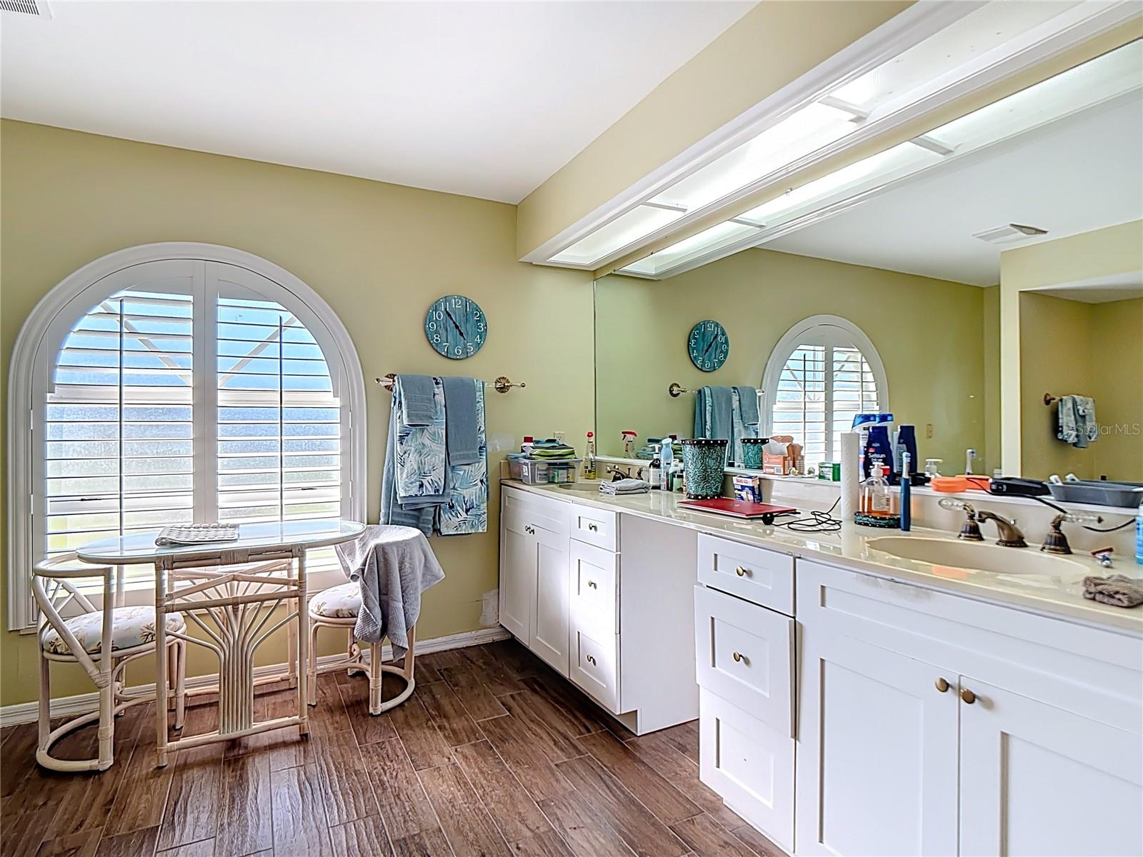 Image 29 of 52 For 220 College Grove Circle Ne