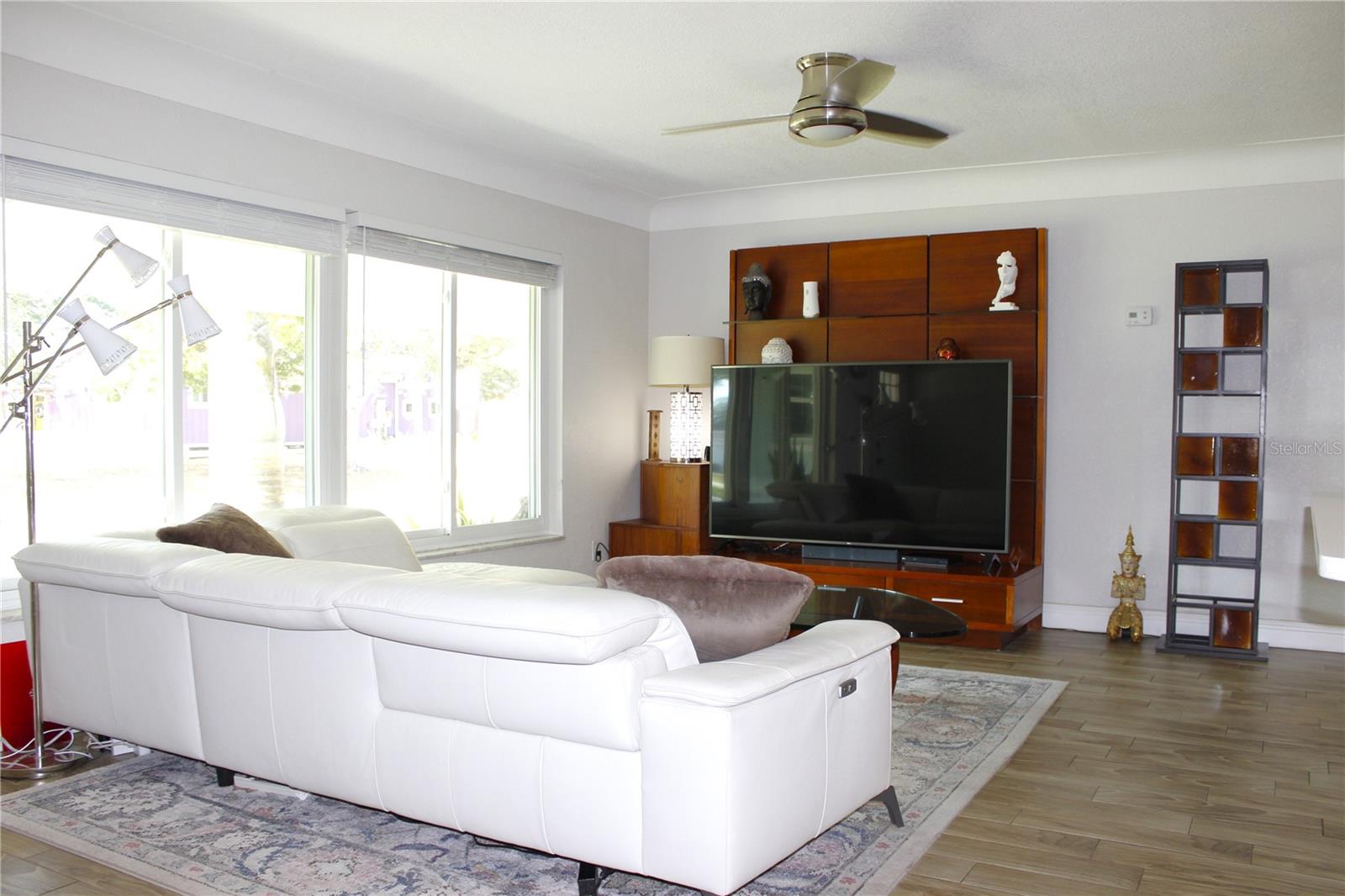 Listing photo id 8 for 3201 45th Street N