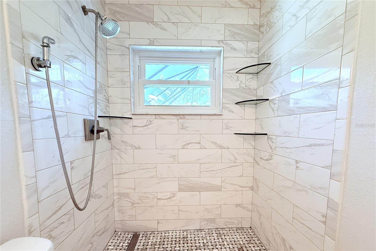 Listing photo id 27 for 3201 45th Street N