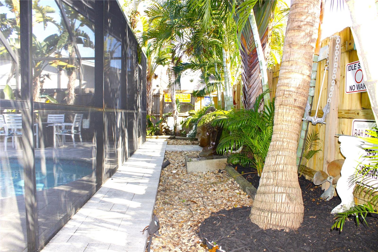 Listing photo id 53 for 3201 45th Street N