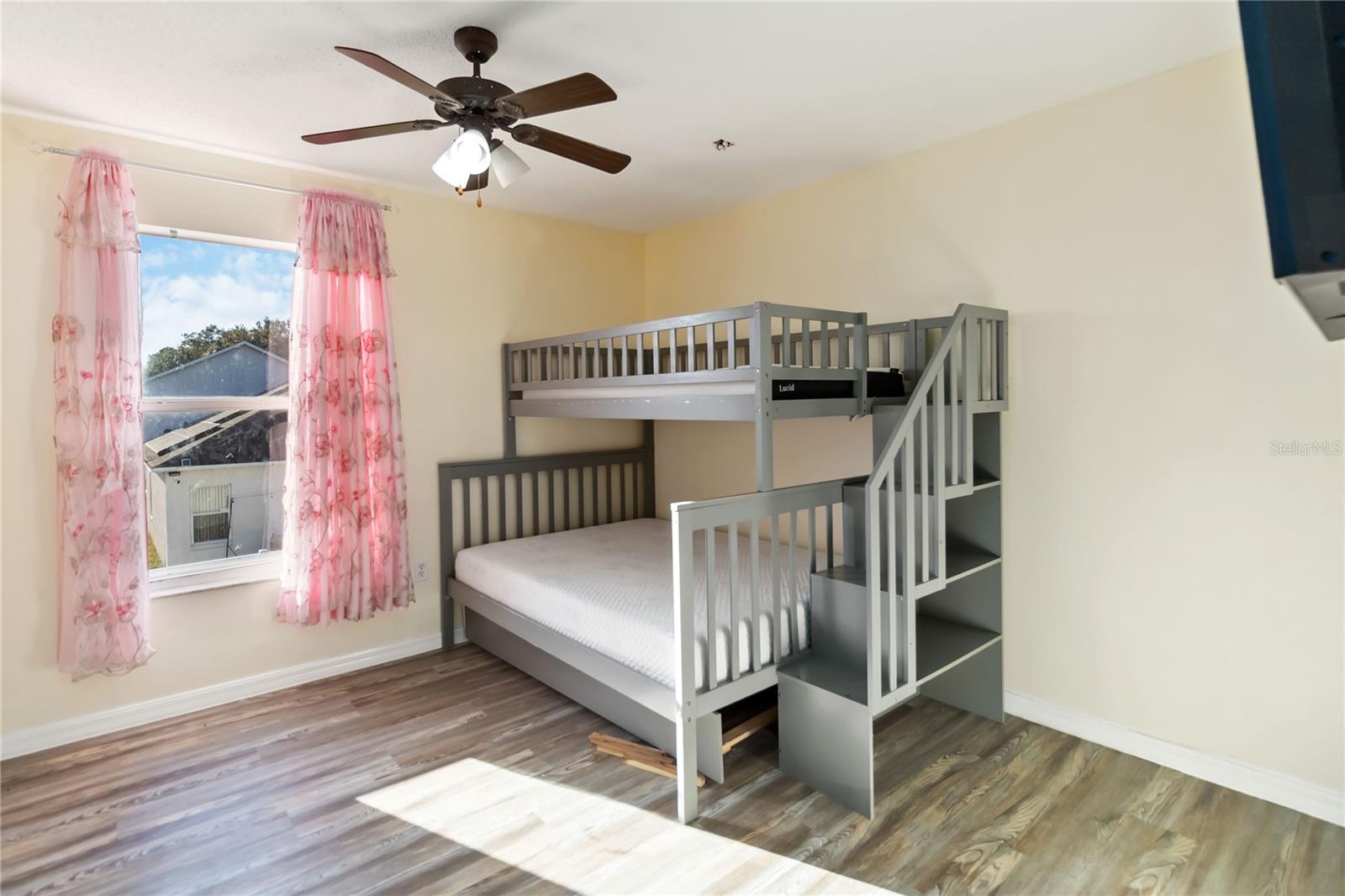 Image 23 of 30 For 129 Mediterranean Court