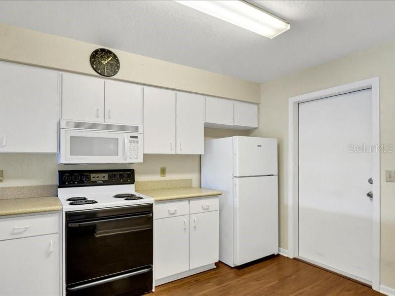 Image 10 of 37 For 1585 Oakview Circle, Se