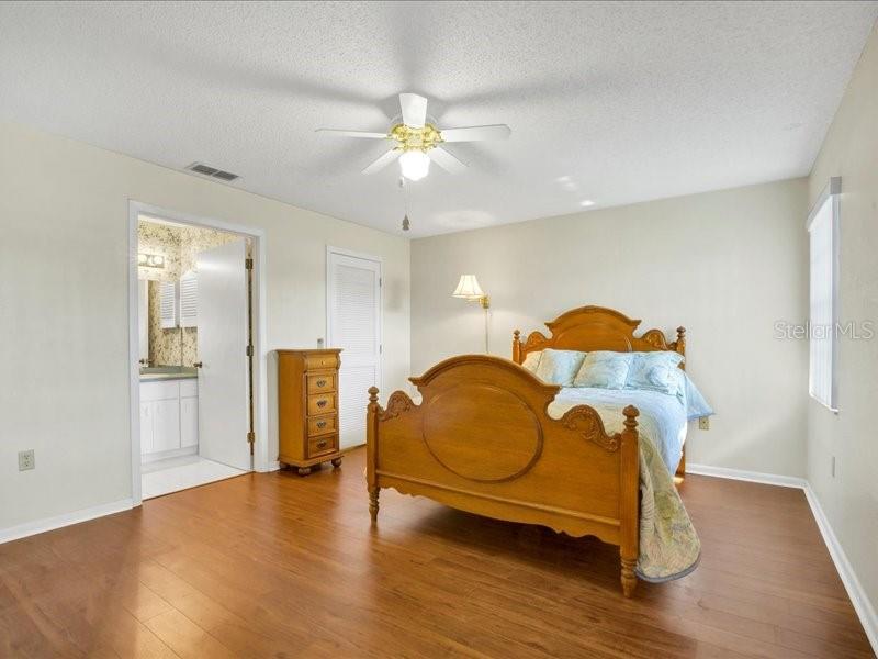 Image 13 of 37 For 1585 Oakview Circle, Se