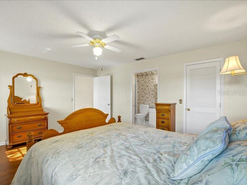 Image 14 of 37 For 1585 Oakview Circle, Se