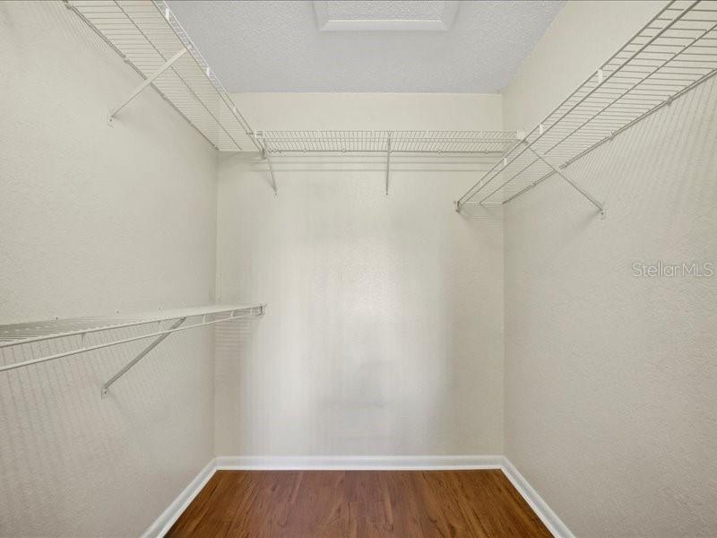 Image 15 of 37 For 1585 Oakview Circle, Se