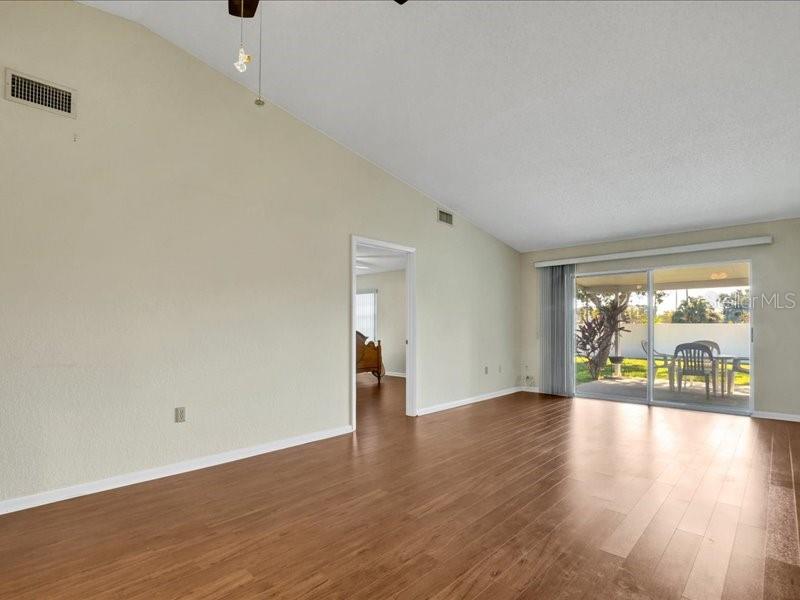 Image 2 of 37 For 1585 Oakview Circle, Se