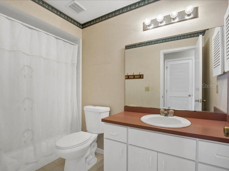 Image 20 of 37 For 1585 Oakview Circle, Se