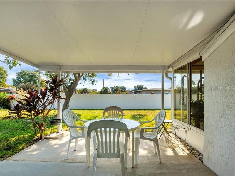 Image 21 of 37 For 1585 Oakview Circle, Se