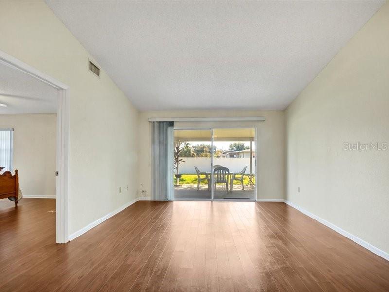 Image 3 of 37 For 1585 Oakview Circle, Se