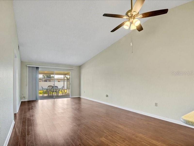 Image 4 of 37 For 1585 Oakview Circle, Se