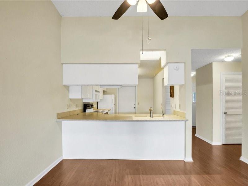 Image 7 of 37 For 1585 Oakview Circle, Se