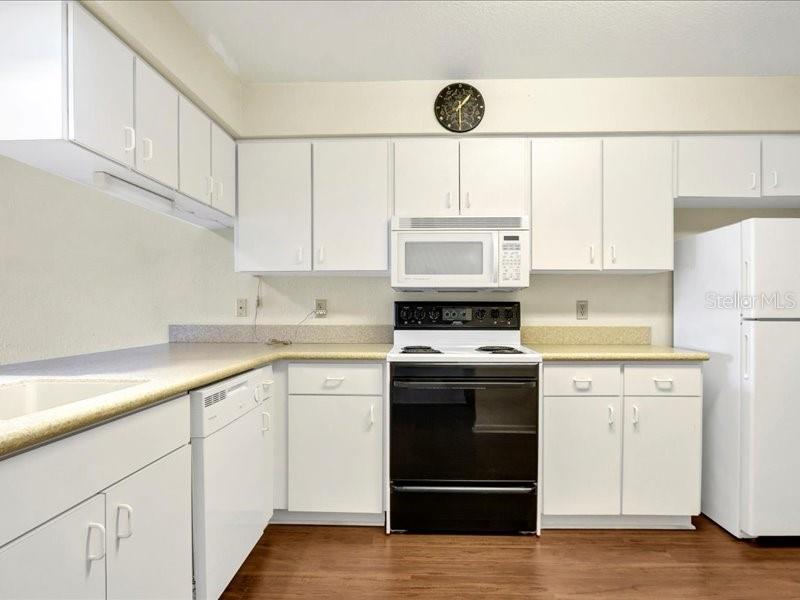 Image 9 of 37 For 1585 Oakview Circle, Se