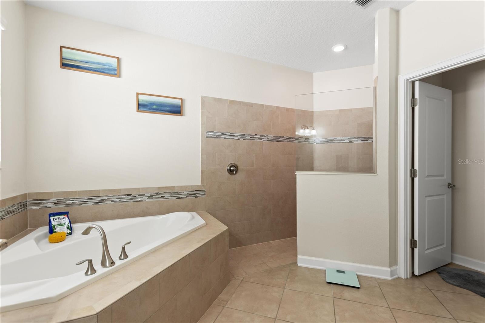 Image 18 of 60 For 1414 Clubman Dr