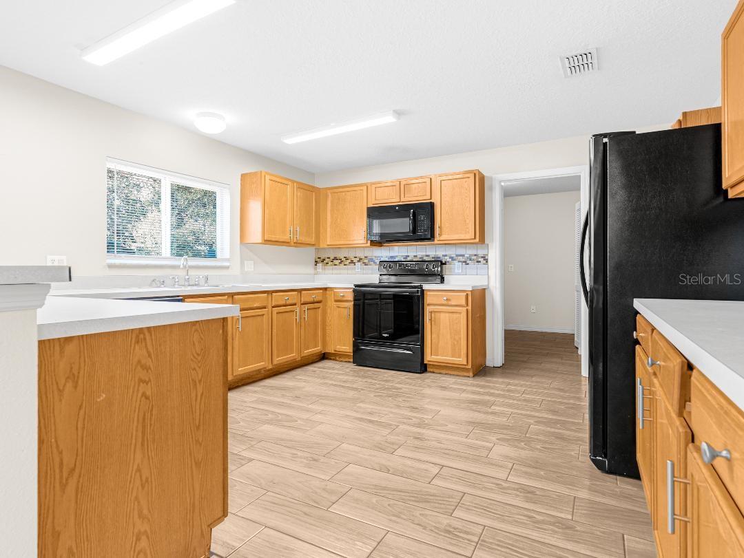 Image 7 of 26 For 411 Manitoba Drive