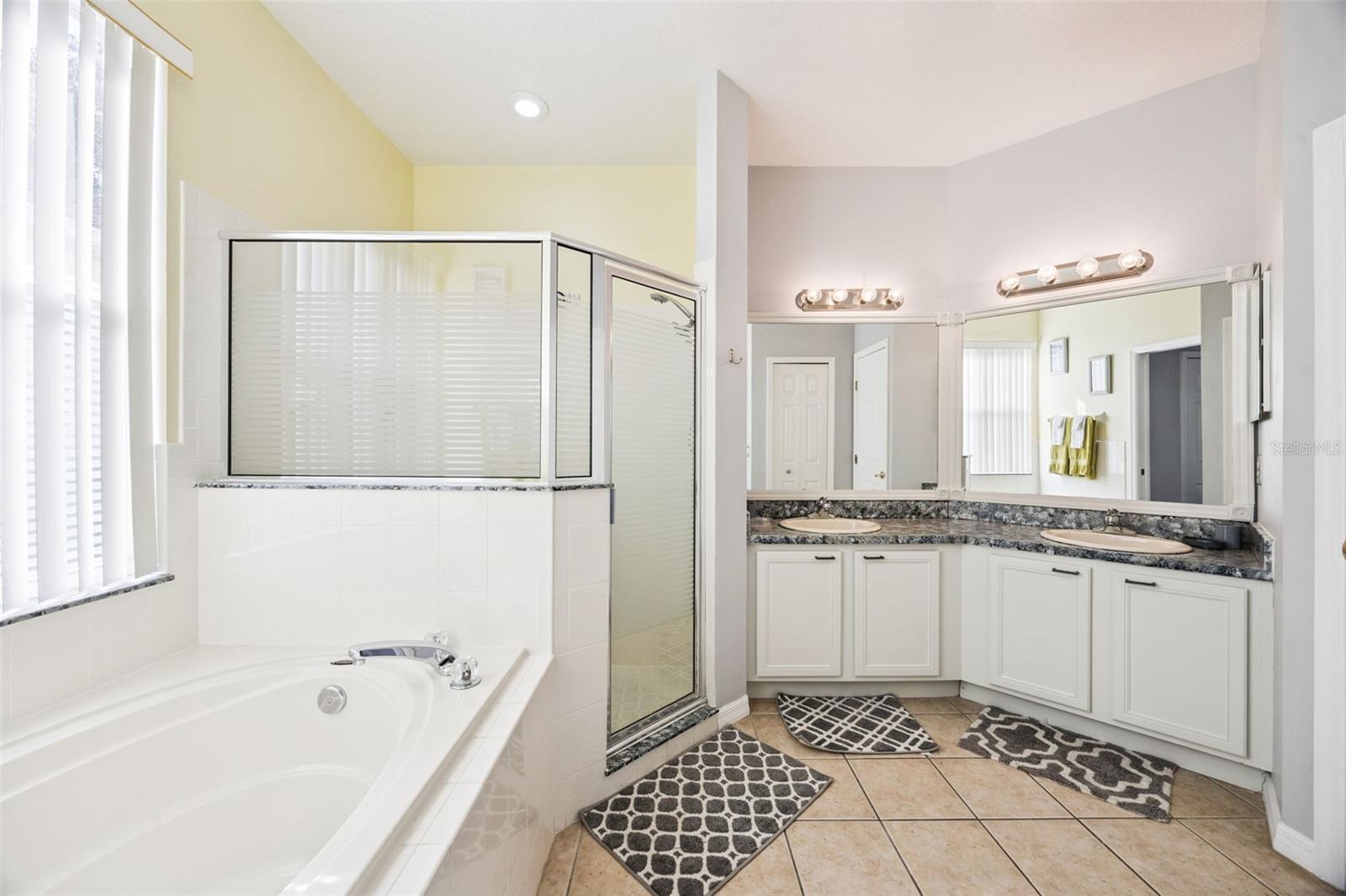 Image 20 of 39 For 142 Plumoso Loop