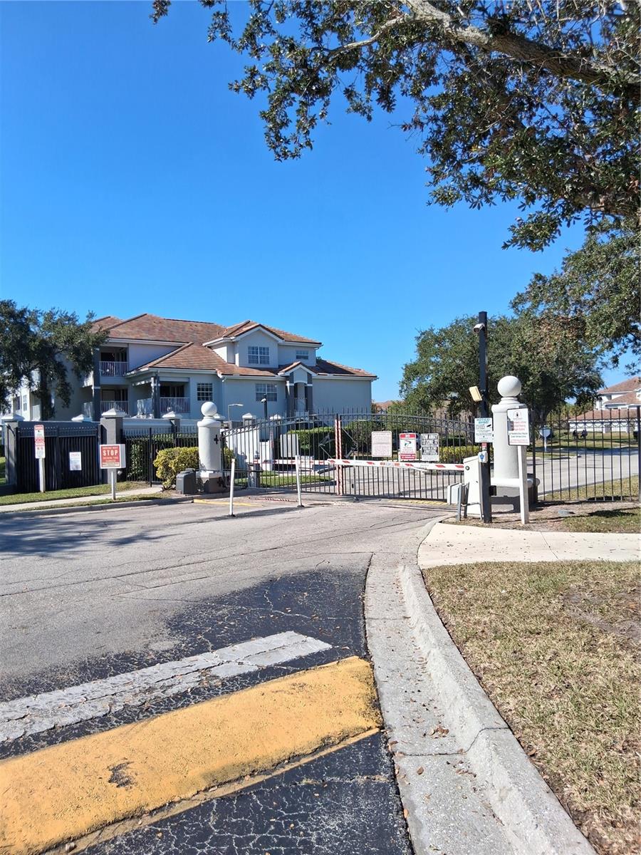 Image 23 of 35 For 13827 Fairway Island Dr.  1213