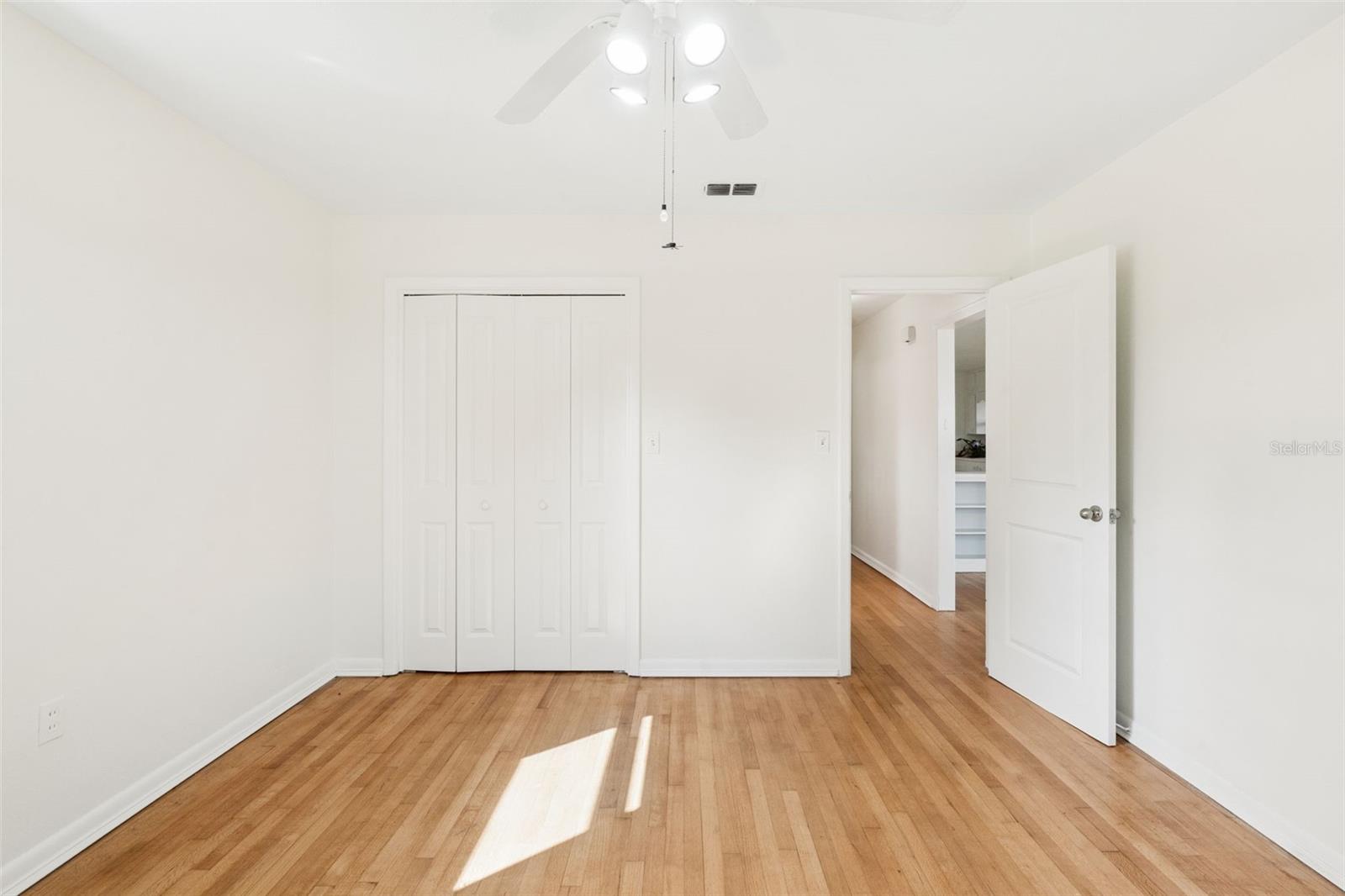 Listing photo id 12 for 1801 Lakeshore Boulevard