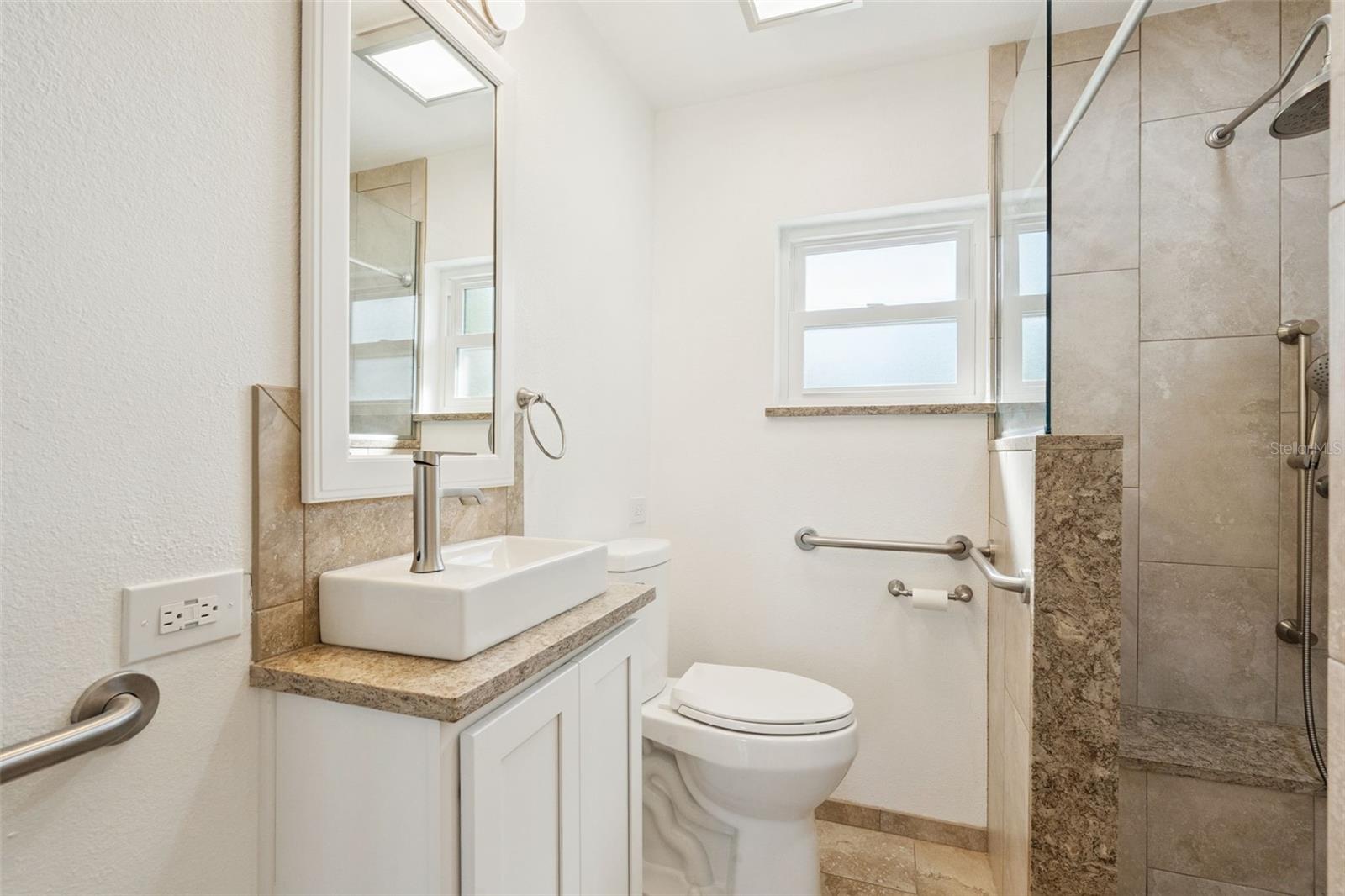 Listing photo id 17 for 1801 Lakeshore Boulevard