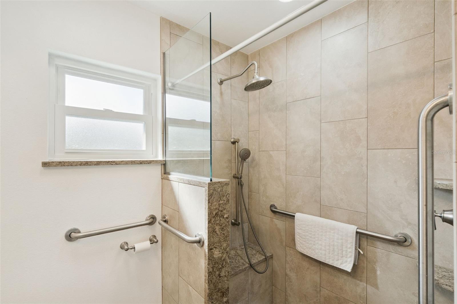 Listing photo id 18 for 1801 Lakeshore Boulevard