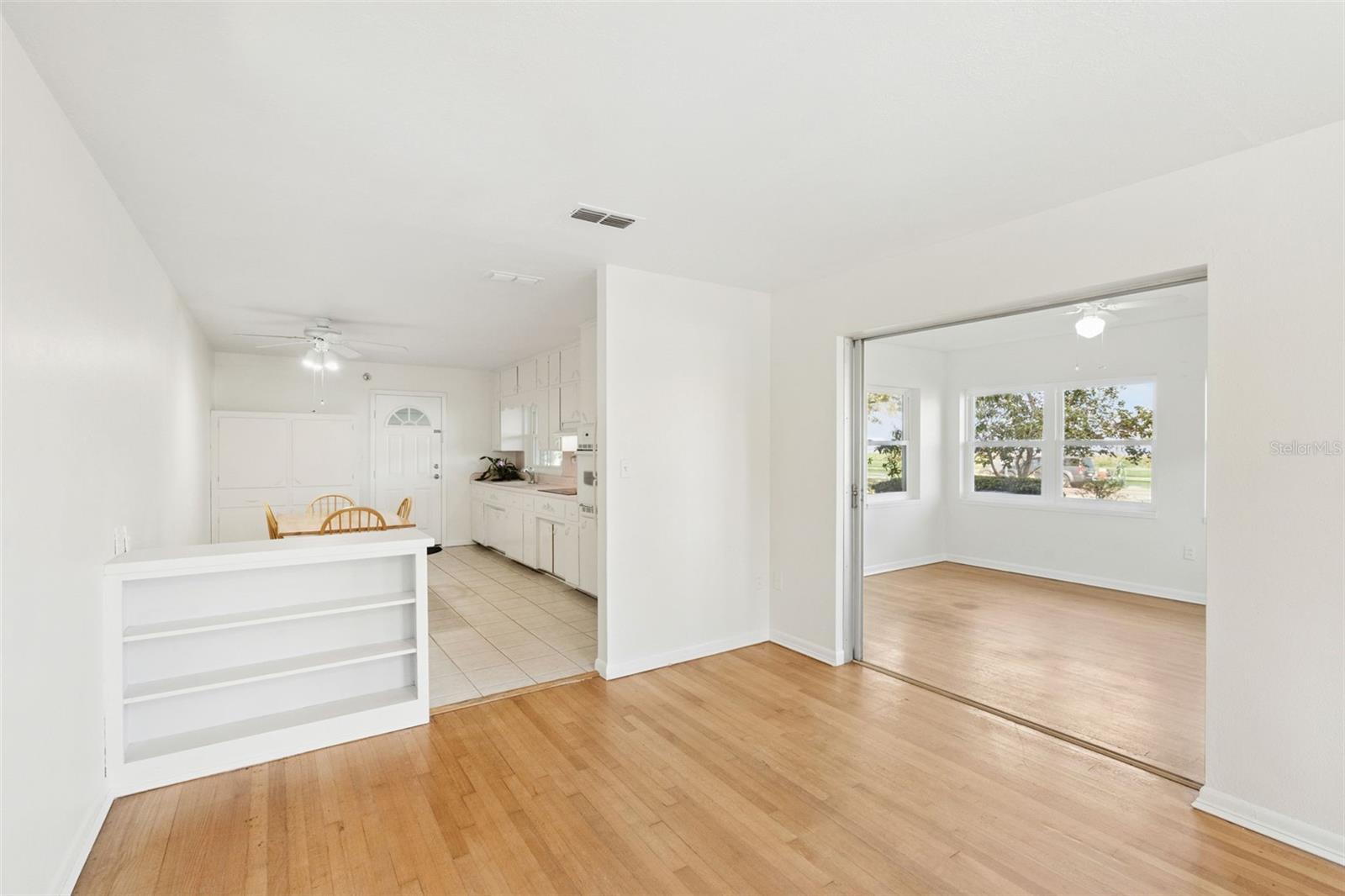 Listing photo id 3 for 1801 Lakeshore Boulevard