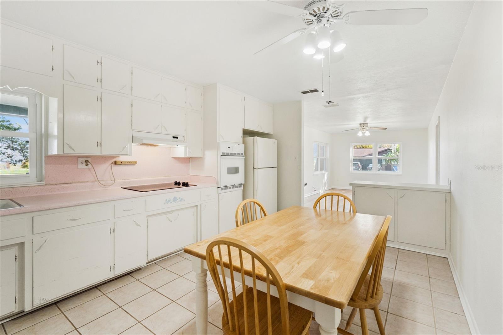 Listing photo id 4 for 1801 Lakeshore Boulevard