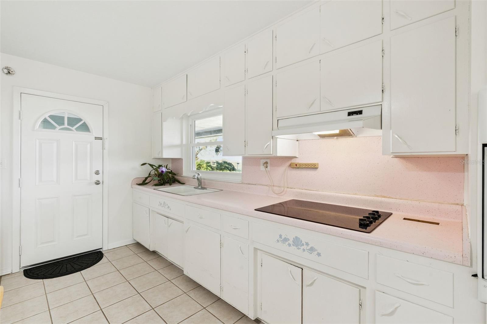 Listing photo id 5 for 1801 Lakeshore Boulevard