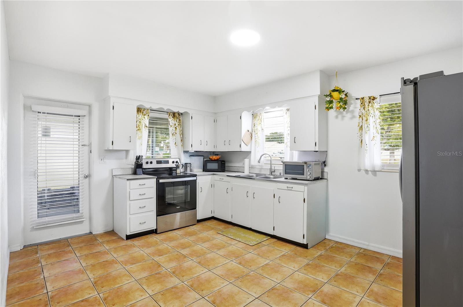 Image 12 of 39 For 225 Pomelo Street