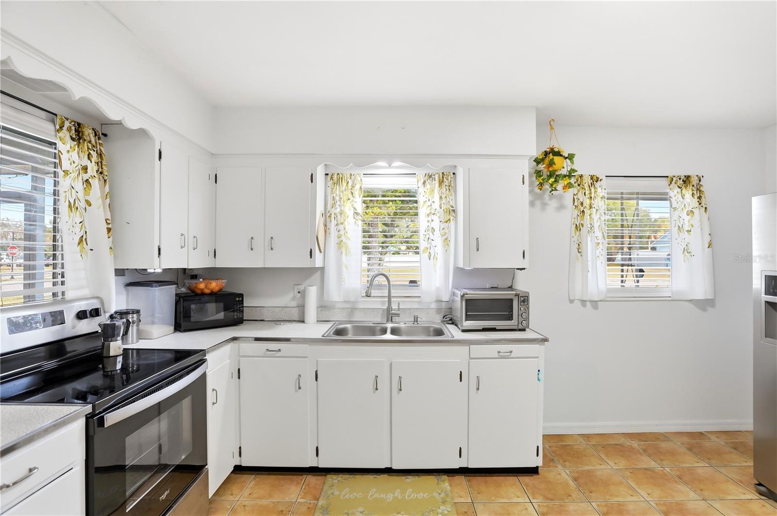 Image 14 of 39 For 225 Pomelo Street