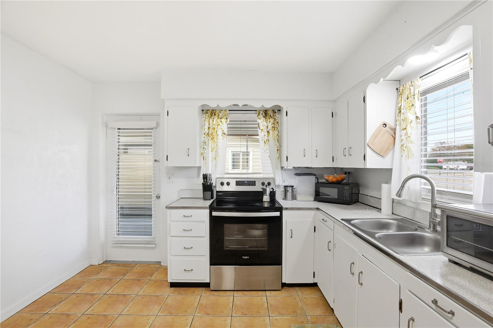 Image 15 of 39 For 225 Pomelo Street