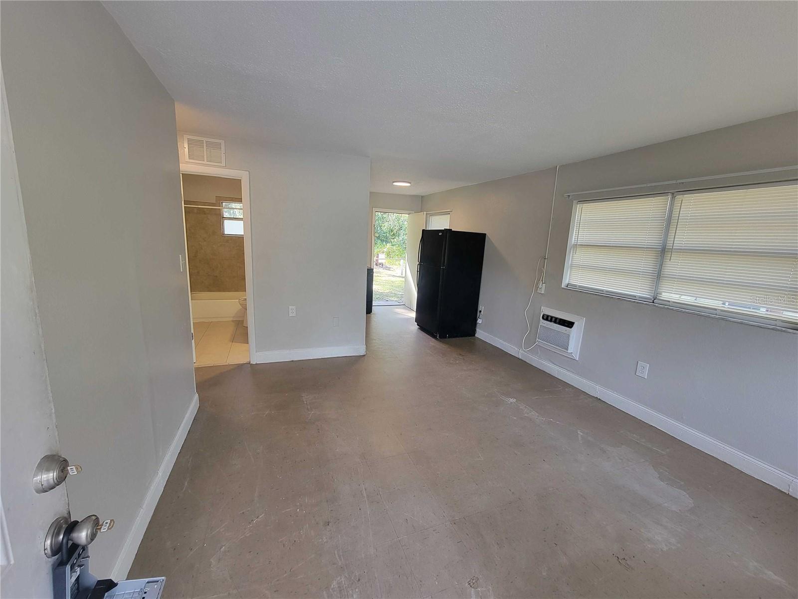 Image 3 of 17 For 402 Peters St