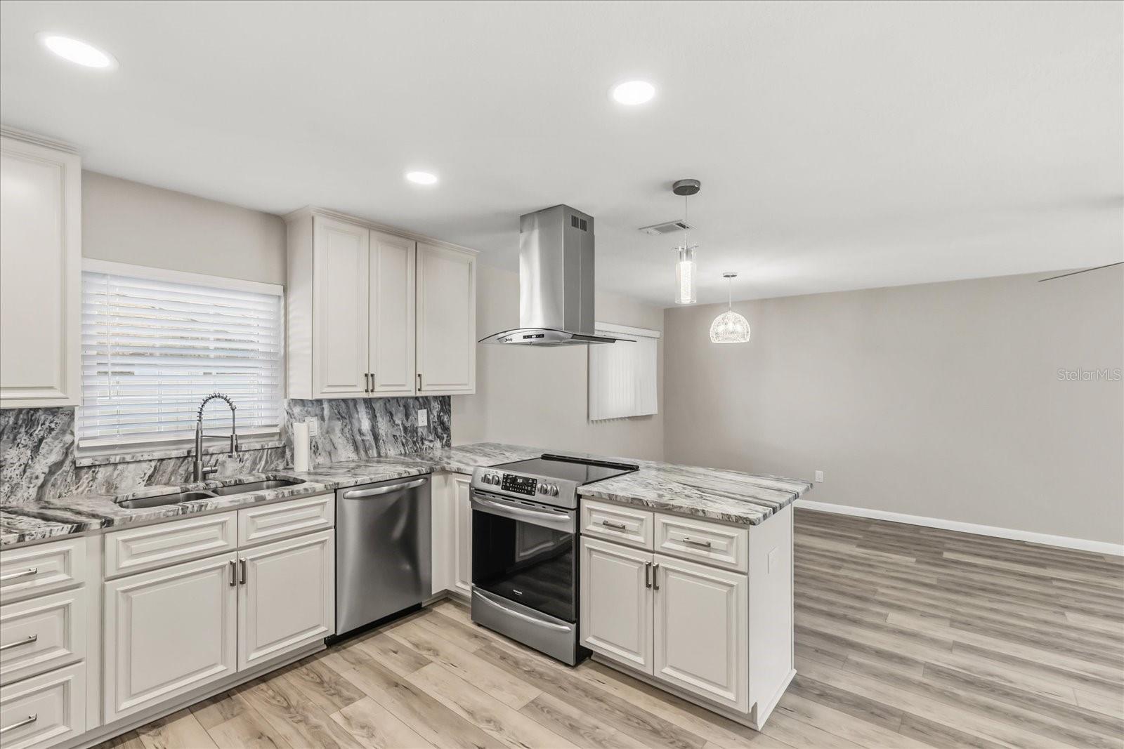 Image 11 of 47 For 5322 Lisa Avenue