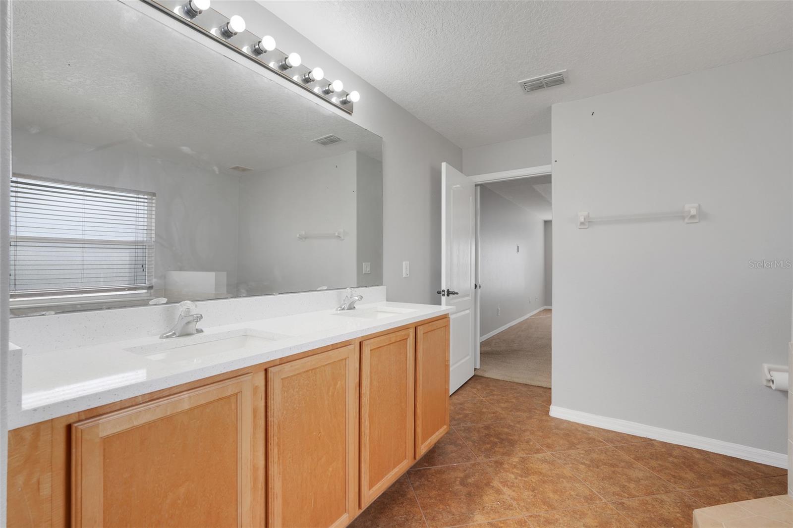 Image 24 of 40 For 4928 E Lake Cove Boulevard