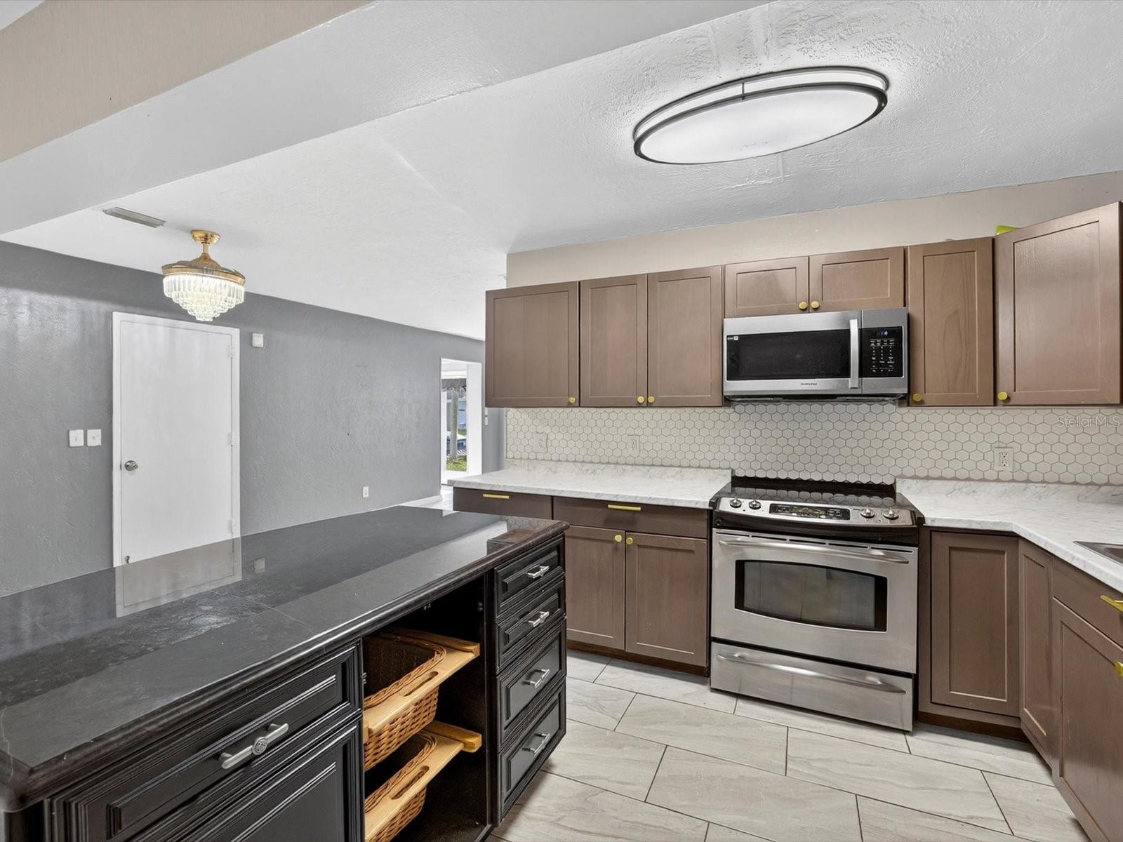 Image 7 of 37 For 1068 Peter Road