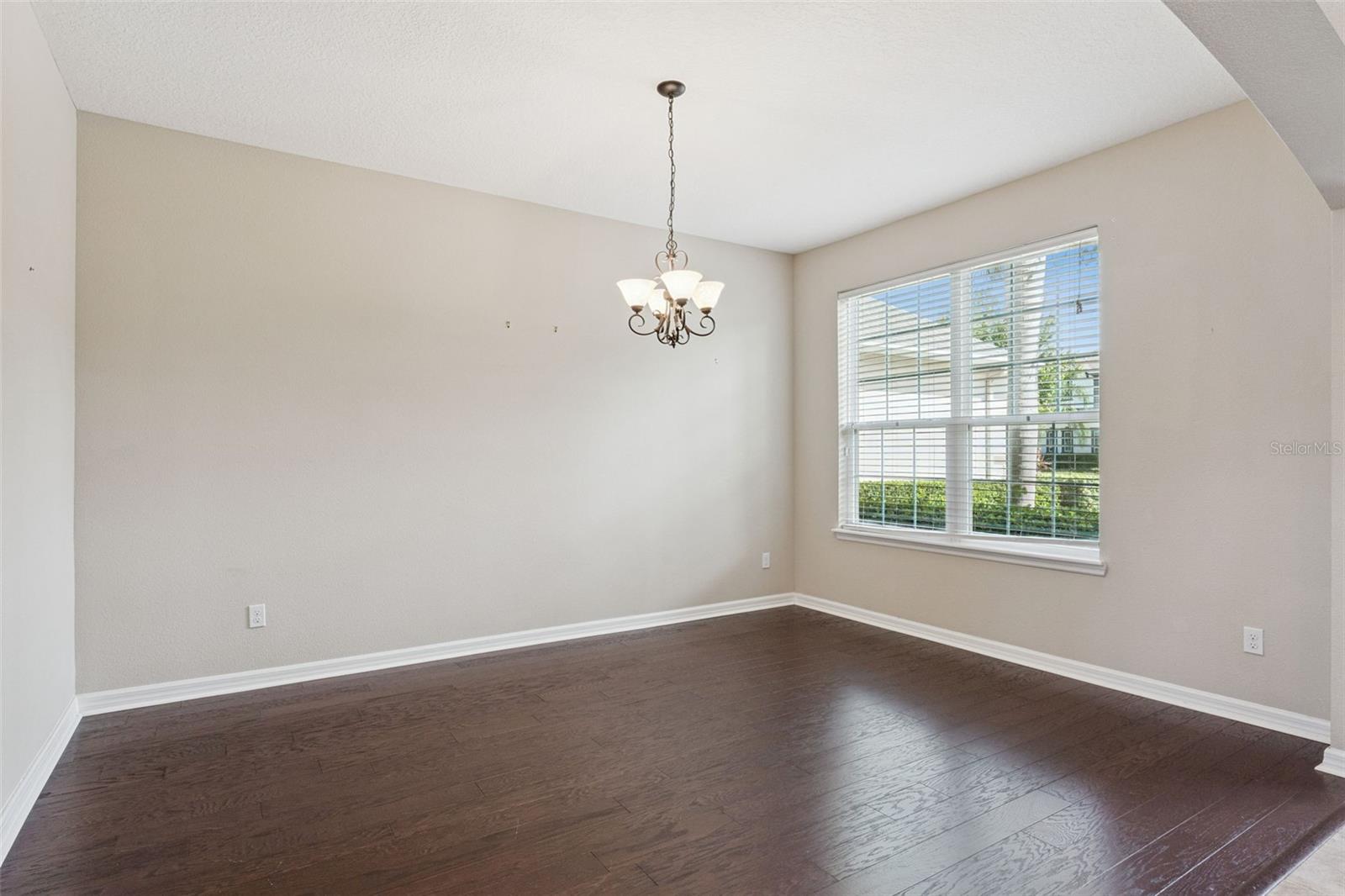 Image 5 of 70 For 1620 Lake Parkway Drive