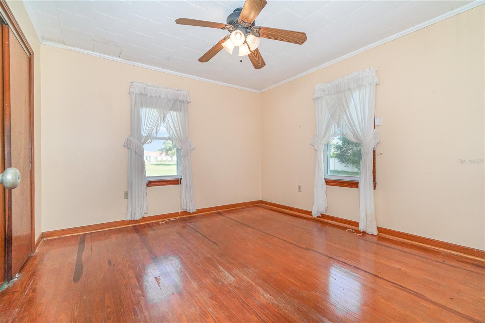 Image 18 of 33 For 903 Forrest Avenue