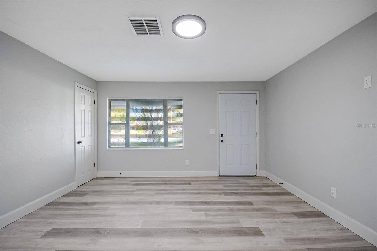 Image 12 of 41 For 352 Lionel Avenue