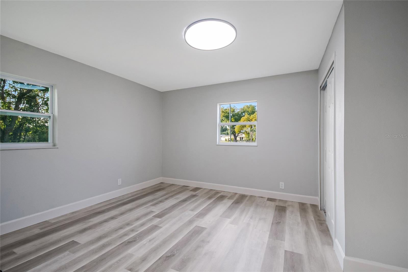 Image 22 of 41 For 352 Lionel Avenue