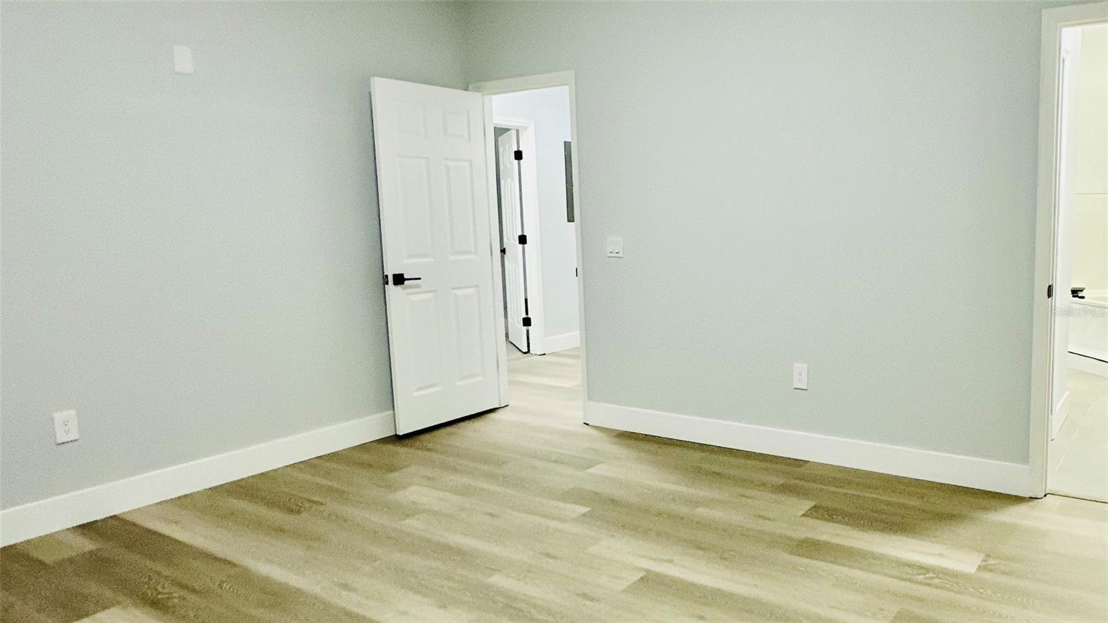 Image 16 of 30 For 1031 Universal Rest Place