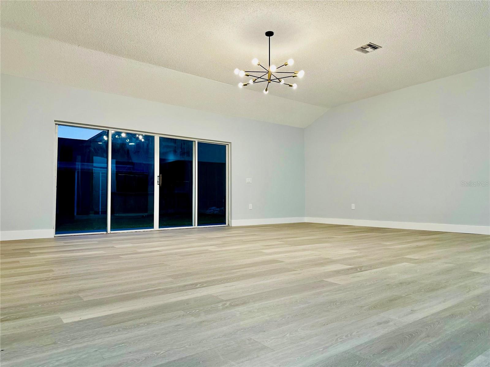 Image 6 of 30 For 1031 Universal Rest Place